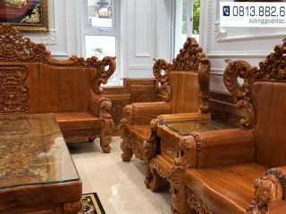 Bộ bàn ghế Louis Hoàng Gia gỗ gõ đỏ nguyên khối (bác Tân - Quốc Oai) 36 Góc chụp bên phải bộ bàn ghế Hoàng Gia
