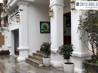 Bộ bàn ghế Louis Hoàng Gia gỗ gõ đỏ nguyên khối (bác Tân - Quốc Oai) 38 Phía trước ngôi biệt thự nhà bác Tân