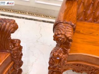 Tay ghế đặc, chân ghế liền 1 khối đục chạm kênh bong sắc nét