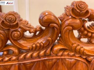 Đường đục lá tây trang trí trên bộ sản phẩm được vén cong, đục sâu sắc nét