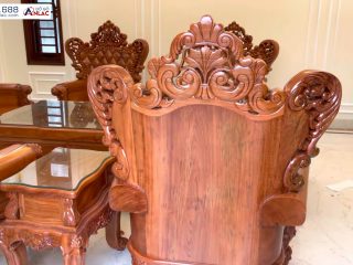 Ghế dài và ghế đơn đều được làm kỹ trà nhẵn cả mặt sau, đỉnh chương đục như mặt trước