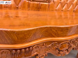 Mặt ghế, yếm ghế được bo cong uốn lượn