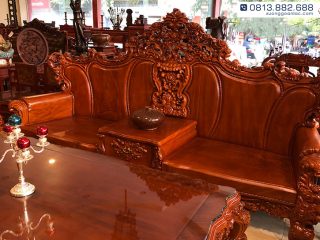 DDoanrdaif thiết kế dạng ghế đôi, chính giữa bổ sung bàn con đặt lọ hoa tiện dụng