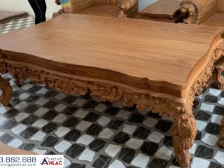 Mặt bàn cũng là nguyên khối dày 10 phân chạm đục hoa lá tây đặc trưng, tạo hình cong mềm mại.