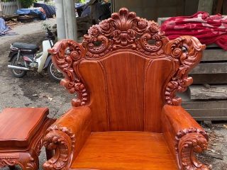 Mẫu bàn ghế hoàng gia louis tân cổ điển gỗ hương đá chân 18 tay 22 siêu vip ( Anh Việt - Gia Lâm) 22 Mặt chính diện của mẫu ghế đơn louis hoàng gia