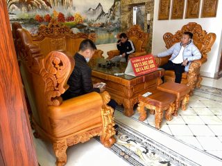 bàn giao bộ bàn ghế louis hoàng gia nguyên khối