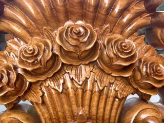 cận cảnh họa tiết hoa hồng trên đỉnh chương