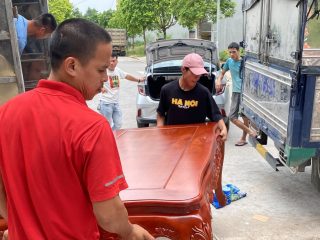 quá trình vận chuyển bàn ghế