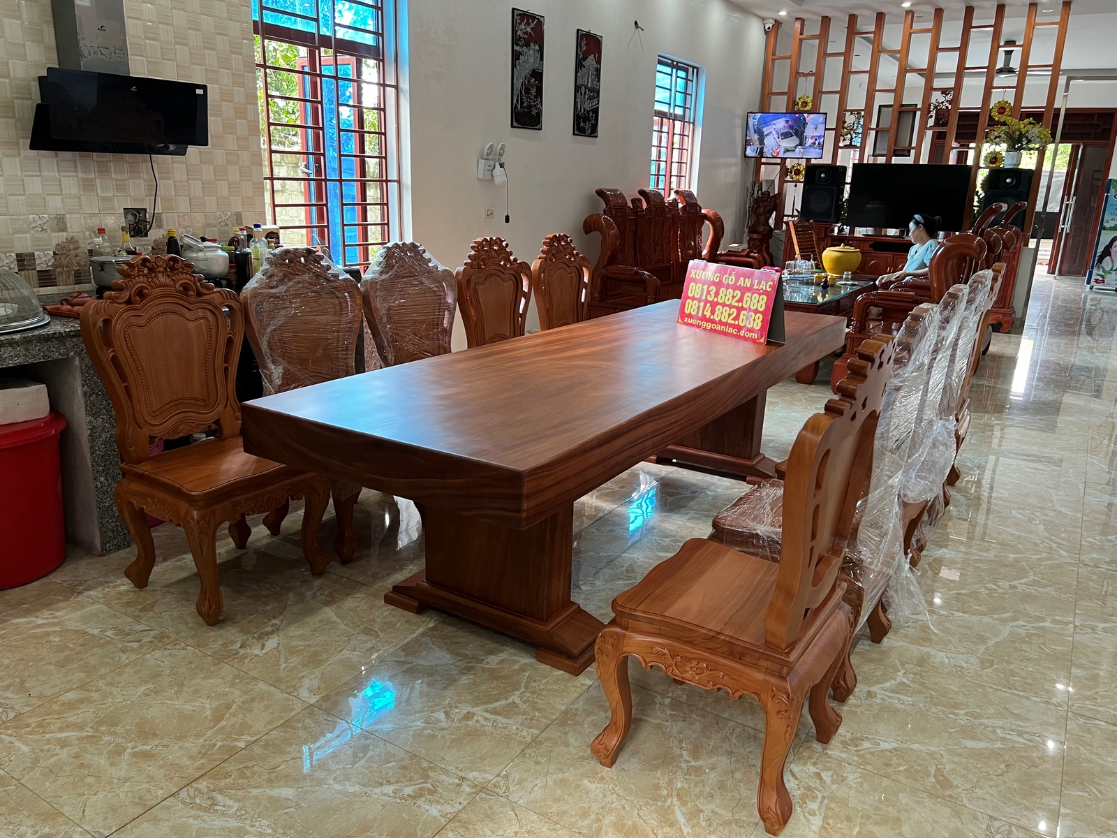 Bàn giao bộ bàn ăn nguyên khối gõ đỏ 10 ghế louis hoa lá tây không tay siêu vip (Chú Vạn, Hải Dương) 10 bộ bàn ăn nguyên khối gỗ gõ đỏ 10 ghế louis hoa lá tây