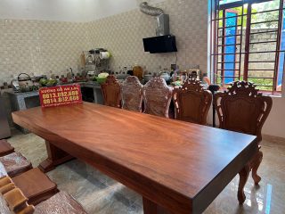 Mẫu bàn ăn nguyên khối gỗ gõ đỏ