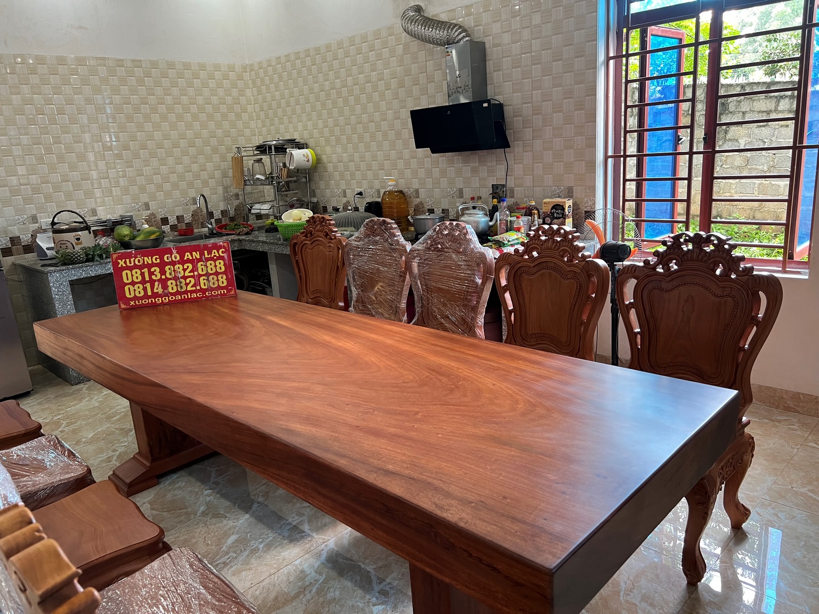 Bàn giao bộ bàn ăn nguyên khối gõ đỏ 10 ghế louis hoa lá tây không tay siêu vip (Chú Vạn, Hải Dương) 12 Mẫu bàn ăn nguyên khối gỗ gõ đỏ