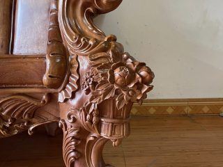 chân ghế louis đục họa tiết