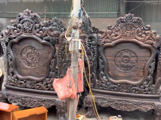 mặt lưng của ghế đục tỉa tinh xảo