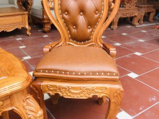 Bộ bàn trà louis hai ghế bọc đệm gỗ gõ đỏ cao cấp (Chú Nam, Vĩnh Phúc) 12 Mặt chính diện của ghế louis