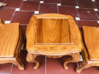 bàn trà nhỏ mặt khung tranh