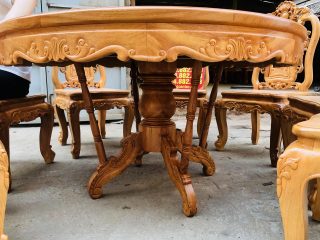 bàn ăn phong cách hoàng gia