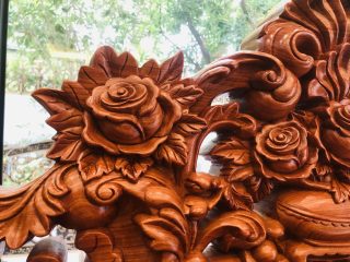 họa tiết hoa hồng trên chương ghế