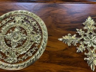 mặt bàn nguyên khối chạm hoa lá tây dát vàng