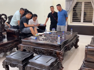 mặt bàn đục tỉa hoa lá tây tinh xảo