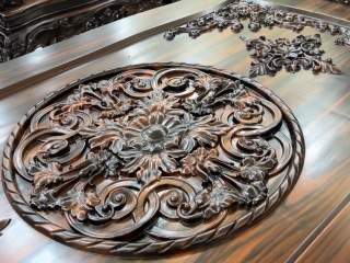 cận cảnh họa tiết hoa lá tây trên mặt bàn