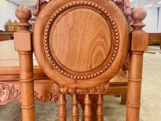 cận cảnh vách tựa ghế đồng hồ