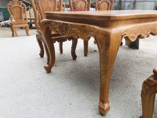 hệ chân bàn cong độc đáo