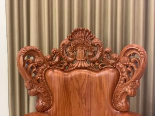 cận cảnh chương ghế hoa lá tây