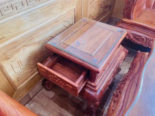 Bàn giao bộ bàn ghế hoàng gia 6 món và kệ tivi gỗ hương đá (Anh Tuấn, Hà Nam) 25 đôn góc gỗ hương đá