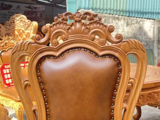 Bộ bàn ăn tròn 6 ghế louis hoàng gia bọc đệm da bò thật cao cấp (Anh Tình, Hà Nam) 17 cận cảnh lưng tựa mẫu ghế louis