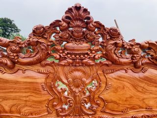 Combo bàn ghế louis hoàng gia 6 món và kệ tivi gỗ hương đá (Anh Khánh, Nghệ An) 17 đỉnh chương đục hoa hồng lá tây