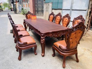 bàn ăn hoàng gia sang trọng