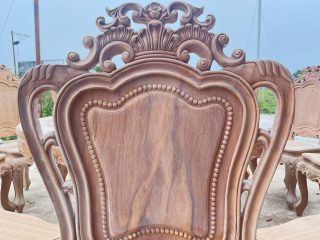Mẫu bàn ăn tròn 12 ghế louis gỗ gõ đỏ hoàn thiện mộc (Cô Loan, Bắc Giang) 11 vách ghế tạo hình đẹp mắt
