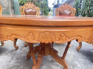 cận cảnh yếm bàn chạm hoa lá tây