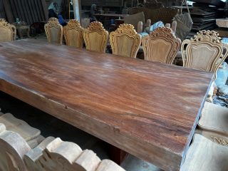 Siêu phẩm bàn ăn nguyên khối gỗ gõ đỏ 340x140x15cm và 16 ghế louis (Cô Nga, Vĩnh Phúc) 10 mặt bàn nguyên khối dày 15p