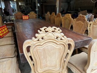 Siêu phẩm bàn ăn nguyên khối gỗ gõ đỏ 340x140x15cm và 16 ghế louis (Cô Nga, Vĩnh Phúc) 13 chương ghế đục hoa lá tây