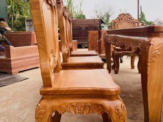 chân và yếm ghế chạm hoa lá tây