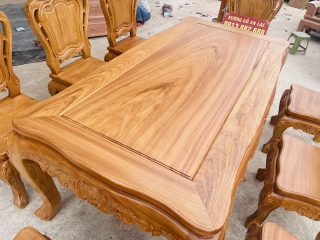 bàn ăn hoàng gia mặt trơn