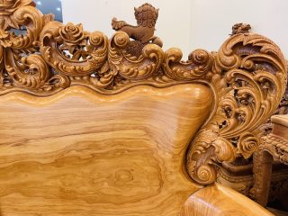 họa tiết hoa lan tây trên vai ghế