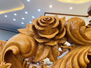 họa tiết hoa hồng trên vai ghế