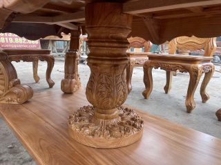 chân giữa bàn ăn hoàng gia