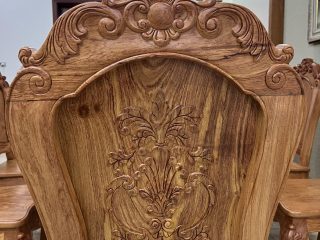 mặt sau lưng ghế chạm hoa lá tây