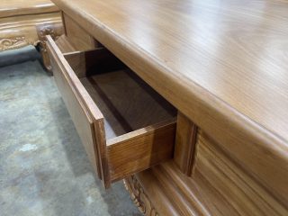 thân bàn thiết kế ngăn kéo để đồ rộng rãi