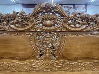 chương ghế đục giỏ hoa hồng lá tây