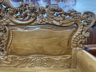 mặt vách giữ trơn trong khung lá tây nhẹ nhàng