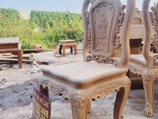 Bản mộc bàn ăn nguyên khối dày 15cm kết hợp 10 ghế hồng hạt đục 2 mặt gỗ gõ đỏ siêu vip (Anh Việt, Hà Nam) 20 ghế louis hồng hạt