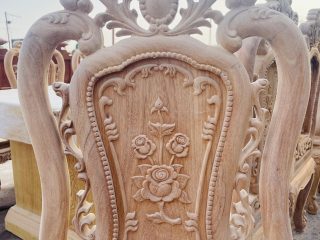 Bản mộc bàn ăn nguyên khối dày 15cm kết hợp 10 ghế hồng hạt đục 2 mặt gỗ gõ đỏ siêu vip (Anh Việt, Hà Nam) 21 cận cảnh lưng ghế đục tỉa họa tiết