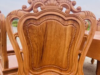 cận cảnh vách tựa lưng ghế louis