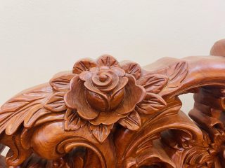 bông hoa hồng trên chương ghế