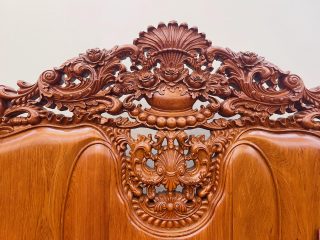 cận cảnh phần chương ghế đục tỉa hoa lá tây