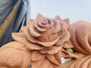 họa tiết hoa hồng trên vai ghế